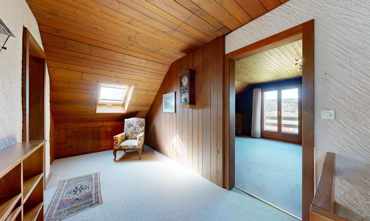 couloir avec mur en bois, wood wall, moquette, carpet, et plafond en bois