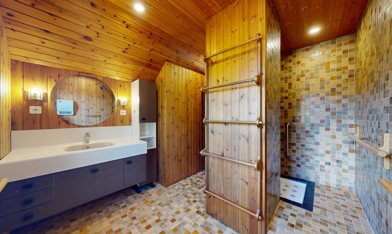 salle de bains avec plafond en bois, wood ceiling, lavabo (ou coiffeuse selon le contexte), salle de bain complète, et miroir