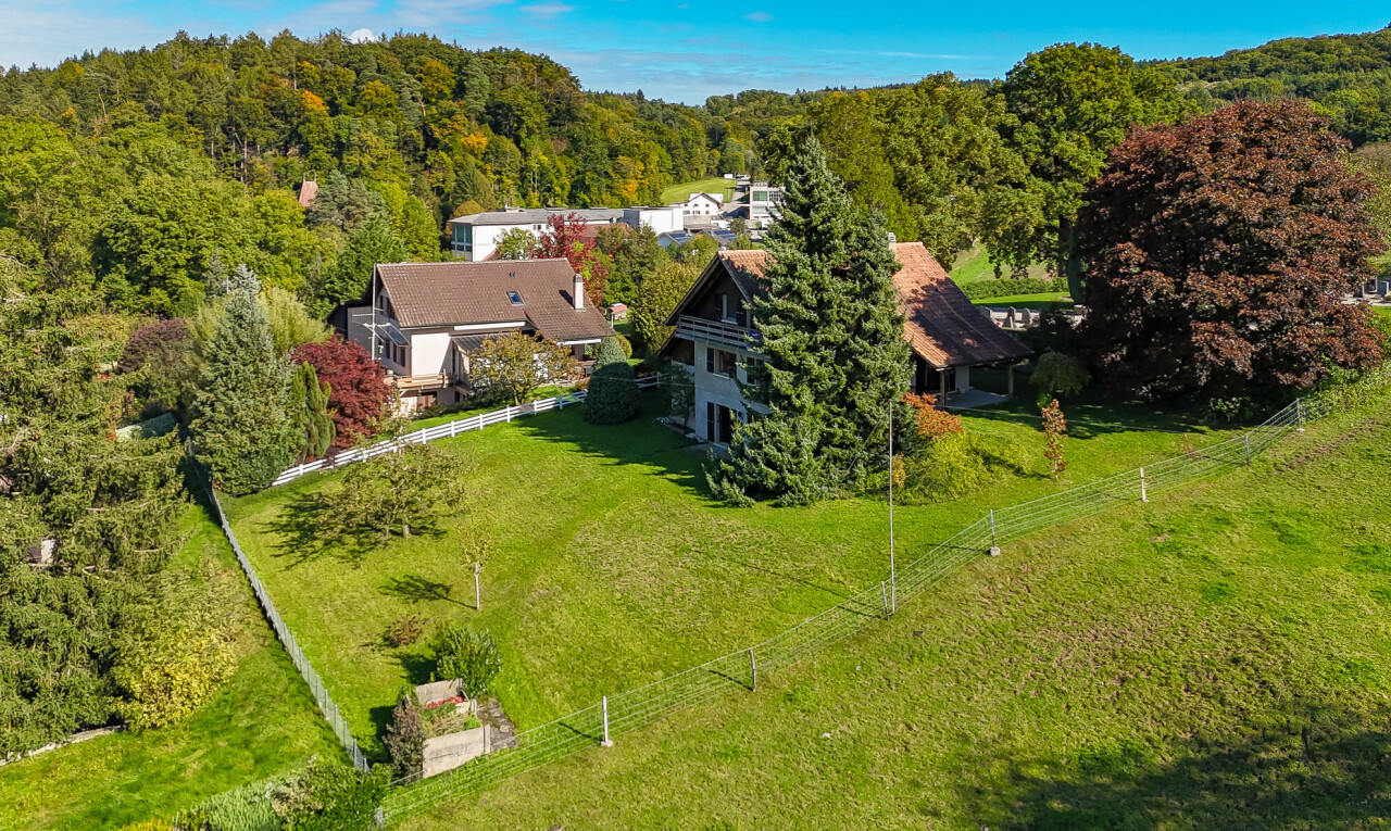 jardin avec day time, property visible, clôture, pelouse, et rural view