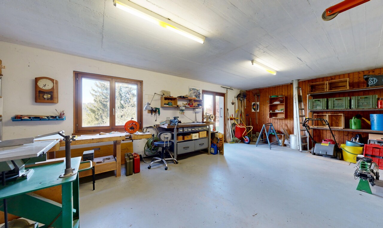bureau avec mur en bois, wood wall, sol en béton, concrete floor, et inside property
