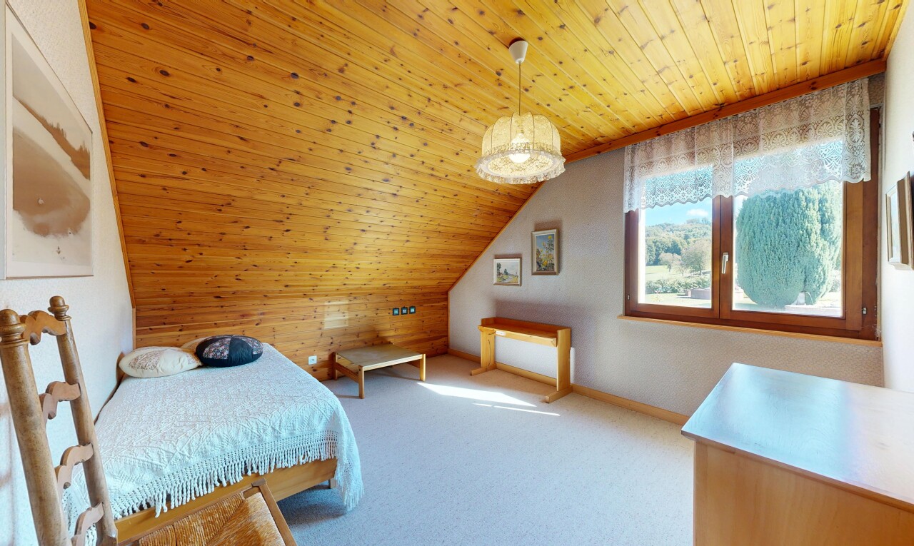 chambre avec plafond en bois, wood ceiling, plafond voûté, vaulted ceiling, et mur en bois