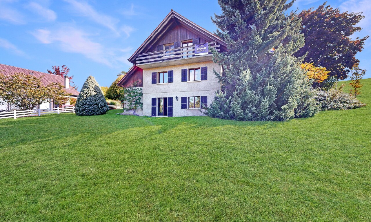 façade avec pelouse, property visible, day time, et bardage vertical