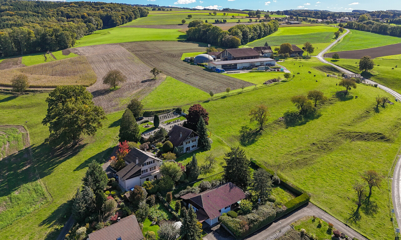 façade avec vue rurale, rural view, day time, vue sur le verger/agriculture, et orchard / agricultural view