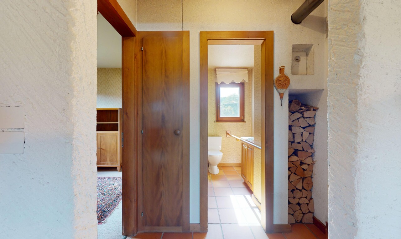 couloir avec inside property, tile floor, sol en carrelage, natural light, et lumière naturelle