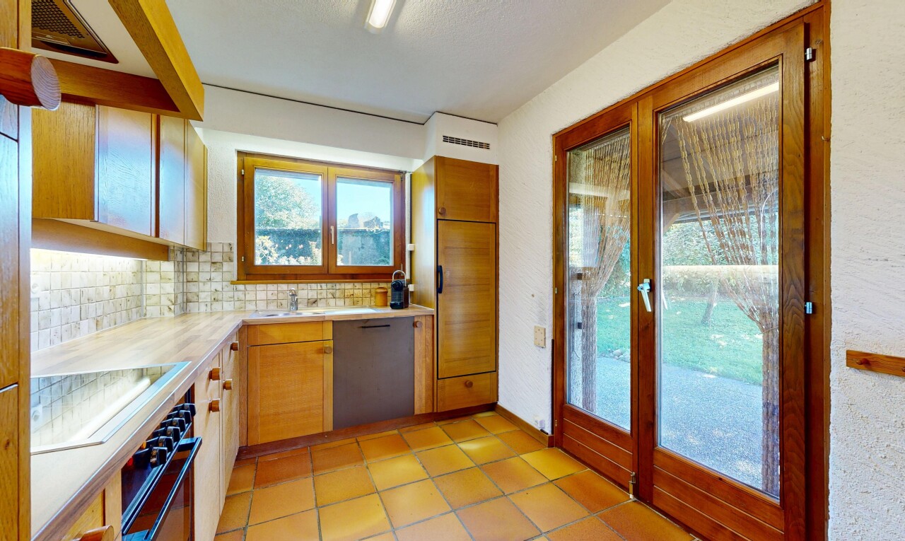 cuisine avec plans de travail, lumière naturelle, natural light, four, et plaque de cuisson