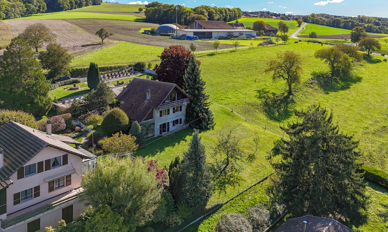 façade avec property visible, vue rurale, rural view, day time, et pelouse