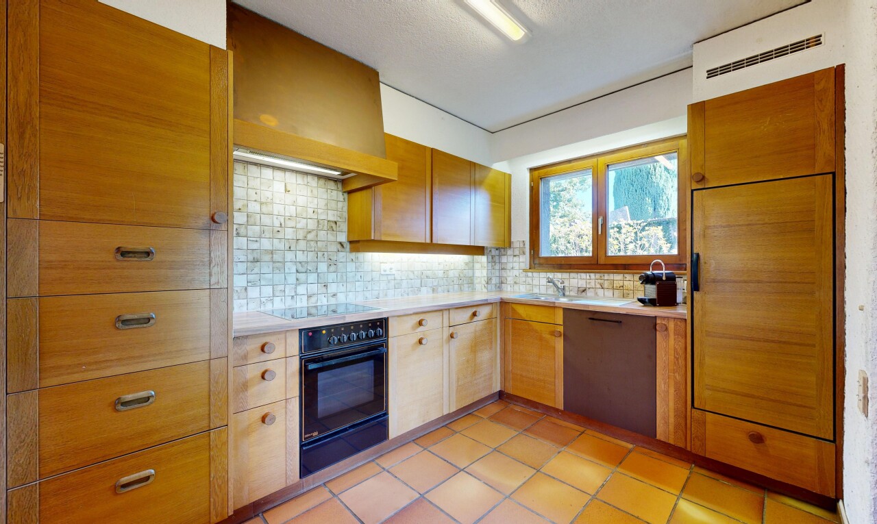 cuisine avec inside property, four, plans de travail, dosseret, et backsplash