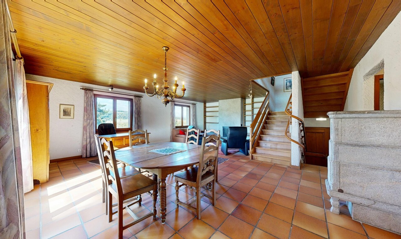 salle à manger avec escaliers, plafond en bois, wood ceiling, lustre remarquable, et lumière naturelle