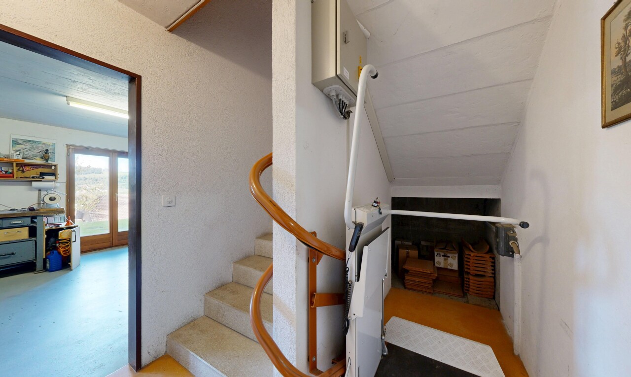 escaliers avec inside property, lumière naturelle, natural light, et escaliers