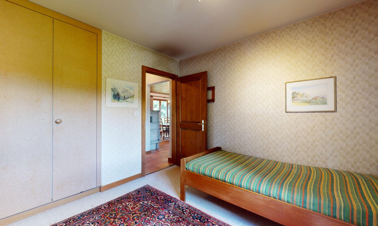chambre avec mur en papier peint, wallpaper wall, inside property, placard, et plinthes murales