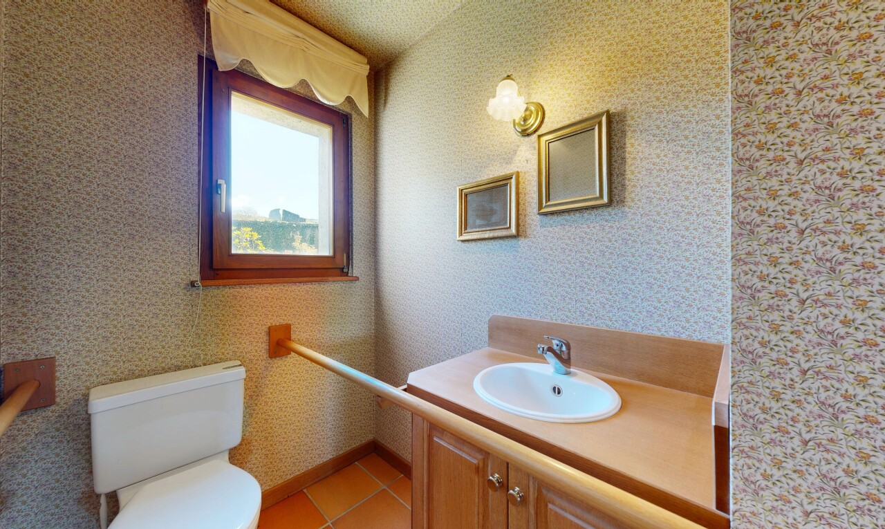 salle de bains avec lumière naturelle, natural light, toilette, sol en carrelage, et tile floor