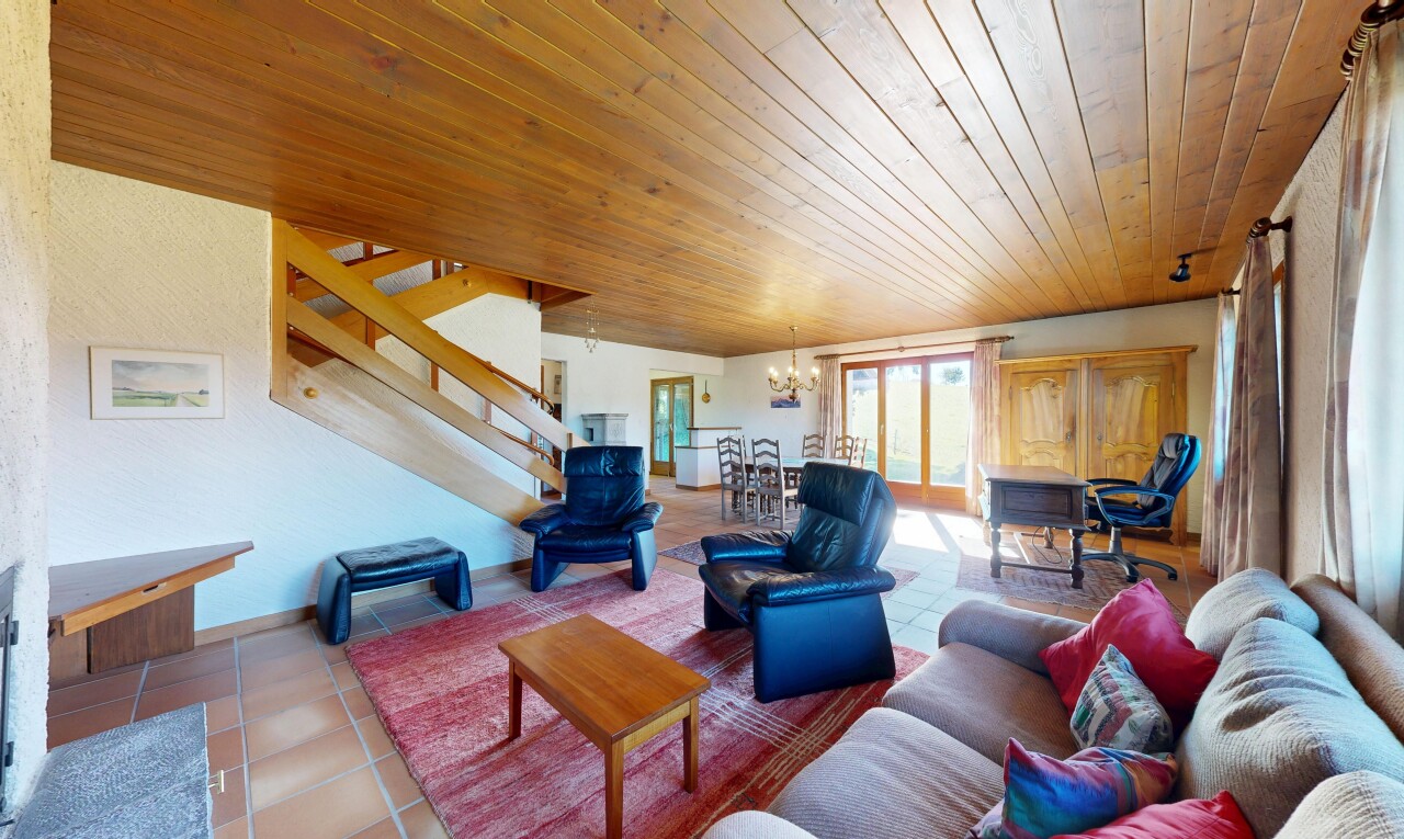 salon avec escaliers, plafond en bois, wood ceiling, lumière naturelle, et natural light