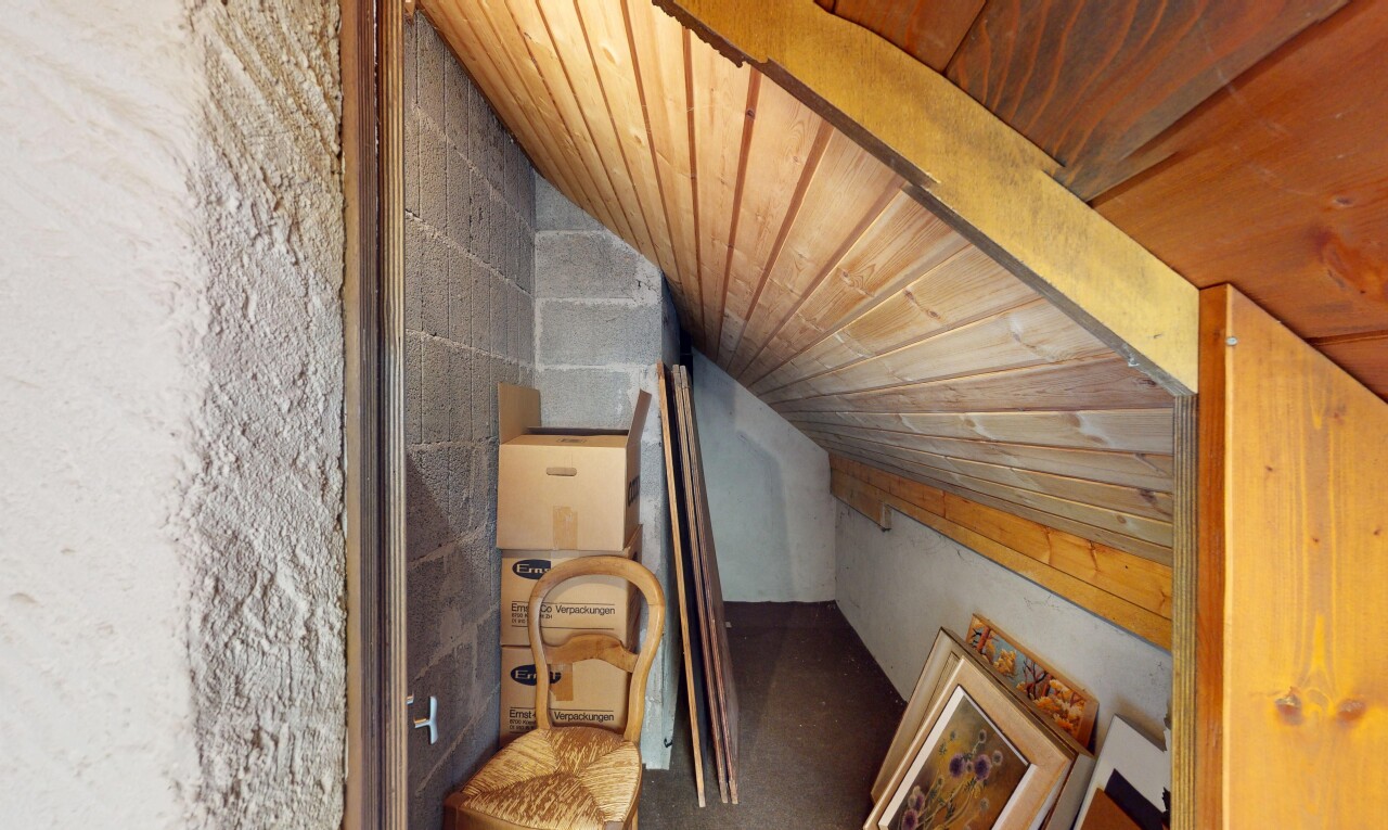 escaliers avec inside property, plafond en bois, et wood ceiling