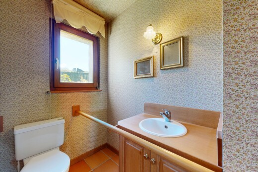 salle de bains avec lumière naturelle, natural light, toilette, sol en carrelage, et tile floor