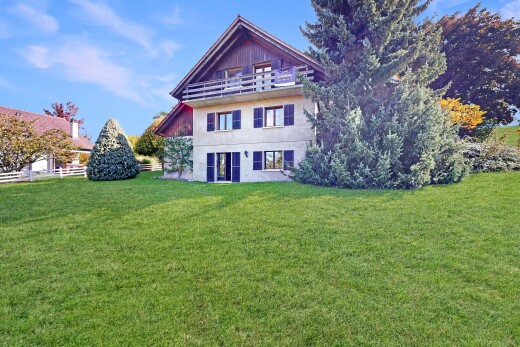 façade avec pelouse, property visible, day time, et bardage vertical