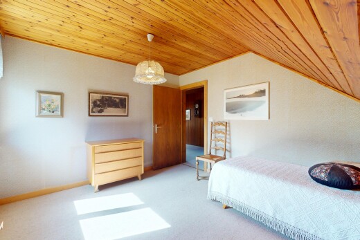 chambre avec inside property, moquette, carpet, plafond en bois, et wood ceiling