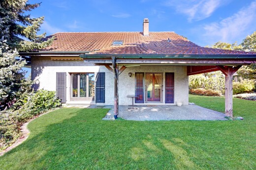 façade avec pelouse, terrasse, cheminée, from property, et bardage en stuc