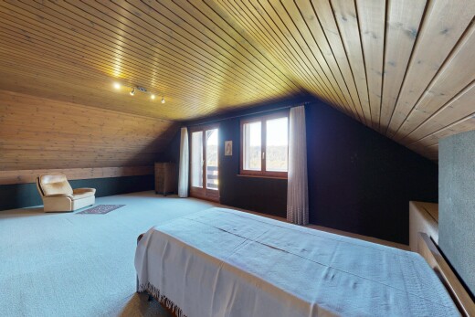 chambre avec plafond en bois, wood ceiling, plafond voûté, vaulted ceiling, et pièce supplémentaire