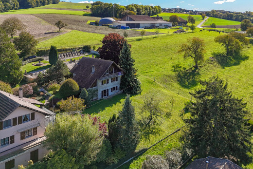 façade avec property visible, vue rurale, rural view, day time, et pelouse
