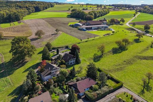 façade avec vue rurale, rural view, day time, vue sur le verger/agriculture, et orchard / agricultural view