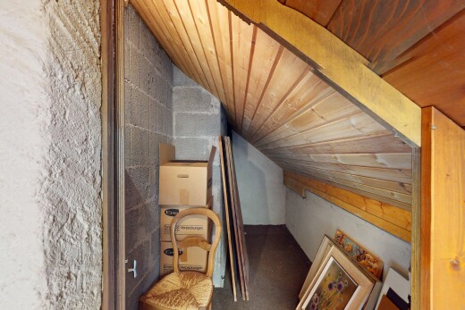 escaliers avec inside property, plafond en bois, et wood ceiling
