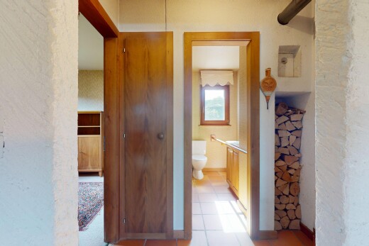 couloir avec inside property, tile floor, sol en carrelage, natural light, et lumière naturelle