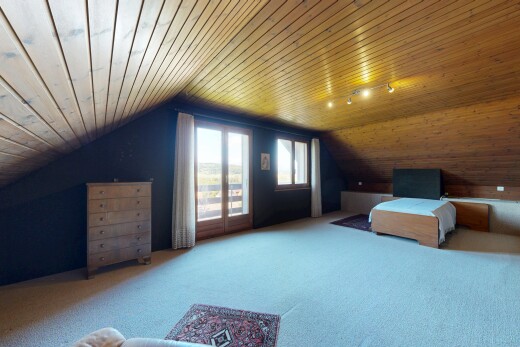 chambre avec plafond en bois, wood ceiling, plafond voûté, vaulted ceiling, et pièce supplémentaire