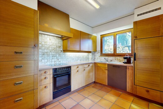 cuisine avec inside property, four, plans de travail, dosseret, et backsplash
