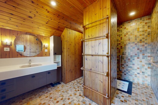 salle de bains avec plafond en bois, wood ceiling, lavabo (ou coiffeuse selon le contexte), salle de bain complète, et miroir