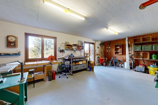 bureau avec mur en bois, wood wall, sol en béton, concrete floor, et inside property
