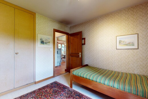 chambre avec mur en papier peint, wallpaper wall, inside property, placard, et plinthes murales