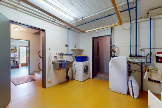 buanderie avec inside property, lave-linge et sèche-linge, drywall, cloison sèche, et finished concrete floor