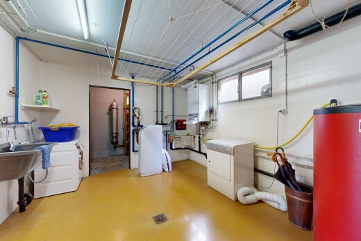 buanderie avec finished concrete floor, chauffe-eau, concrete floor, inside community, et buanderie