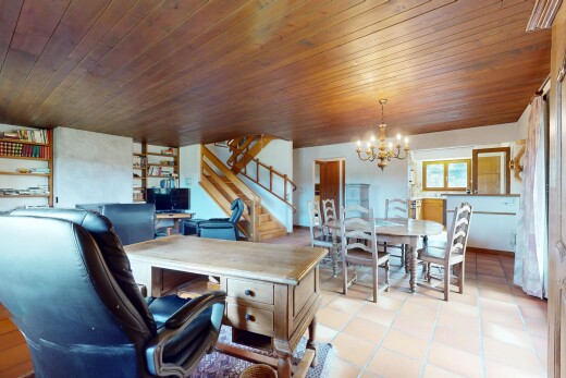 salle à manger avec escaliers, espace bureau, inside property, sol en carrelage, et tile floor