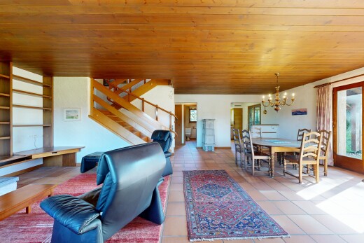 salon / salle à manger avec escaliers, plafond en bois, wood ceiling, inside property, et cloison sèche