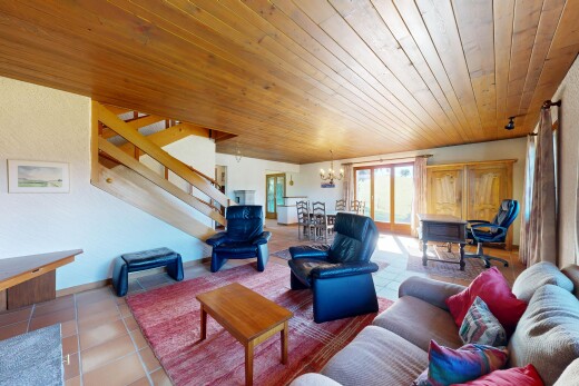 salon avec escaliers, plafond en bois, wood ceiling, lumière naturelle, et natural light