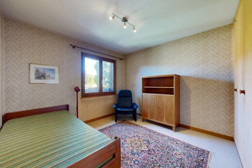chambre avec lumière naturelle, natural light, inside property, mur en papier peint, et wallpaper wall