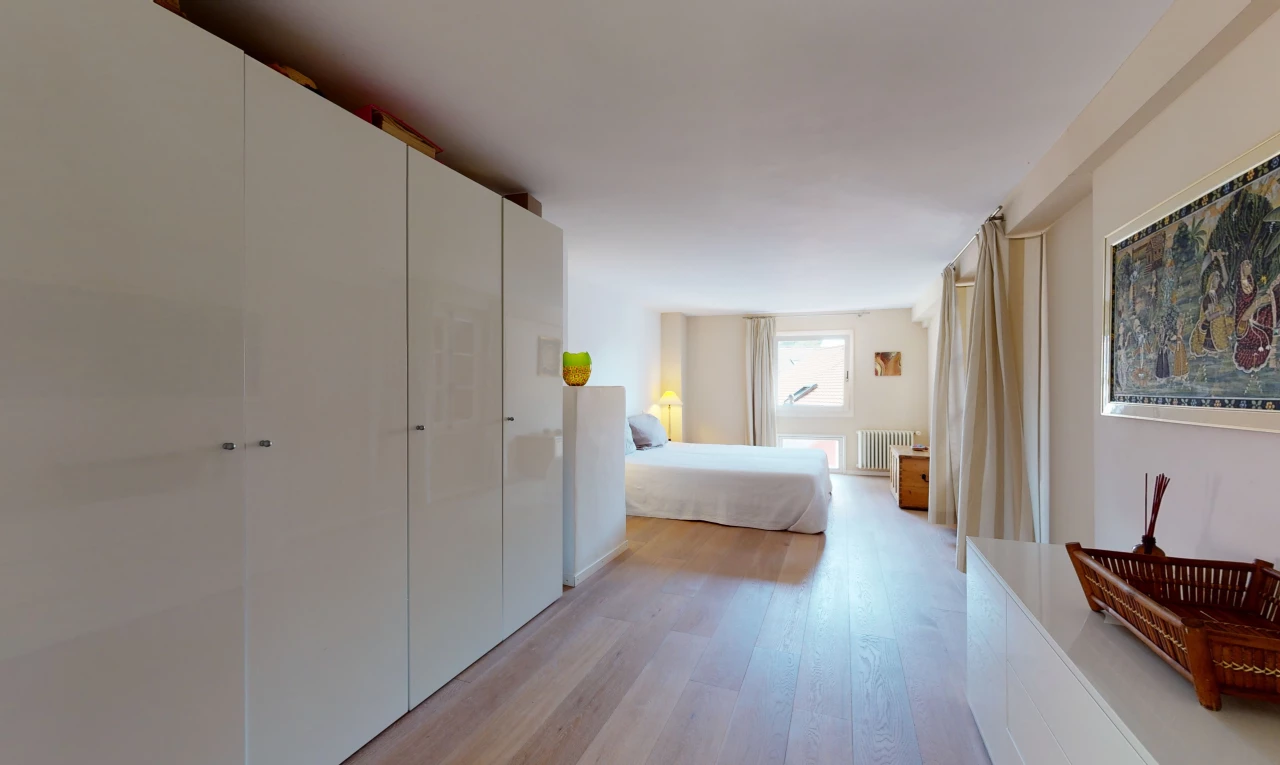 couloir avec parquet, lumière naturelle, et radiateur