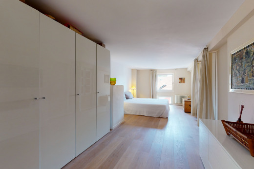 couloir avec parquet, lumière naturelle, et radiateur