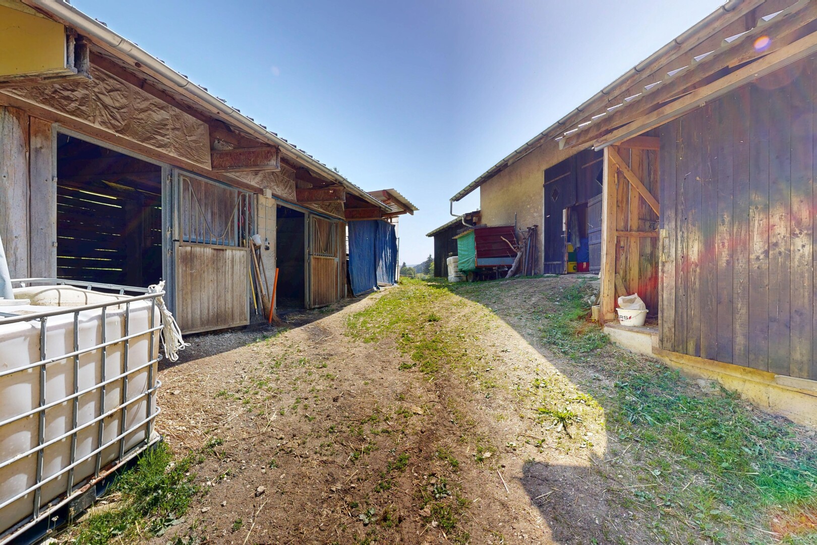 façade avec structure extérieure, property visible, day time, et écurie