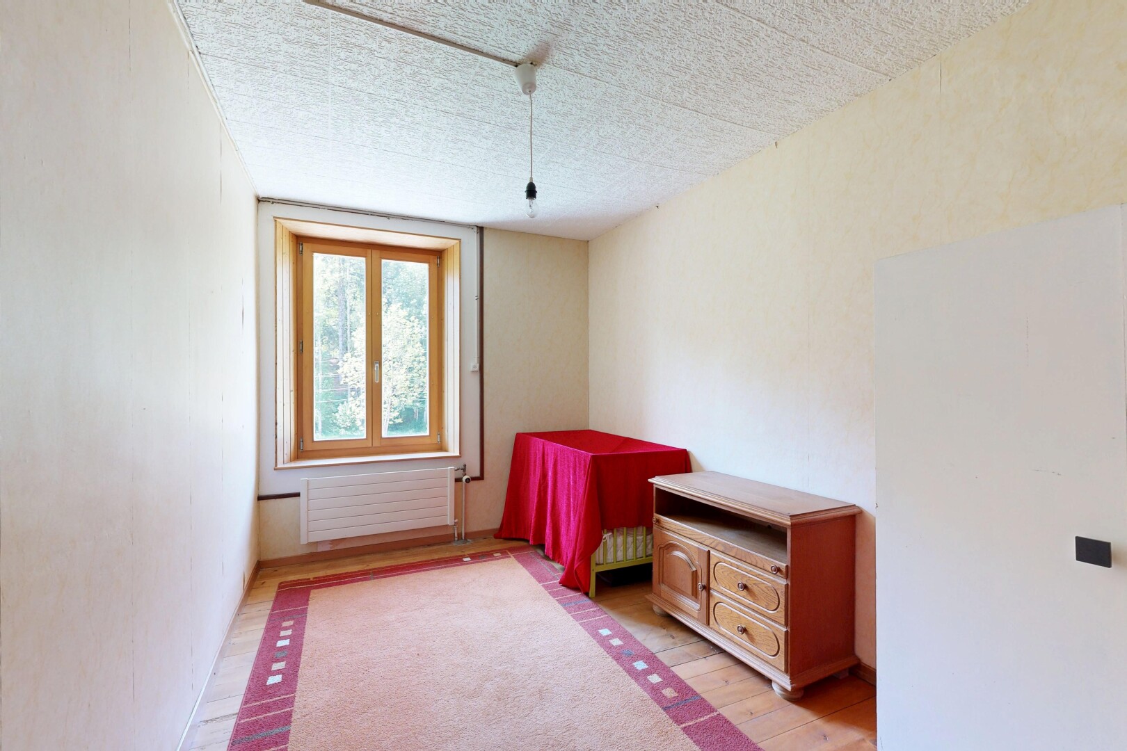 chambre avec inside property, sol en finition bois, wood finish floor, radiateur, et lumière naturelle