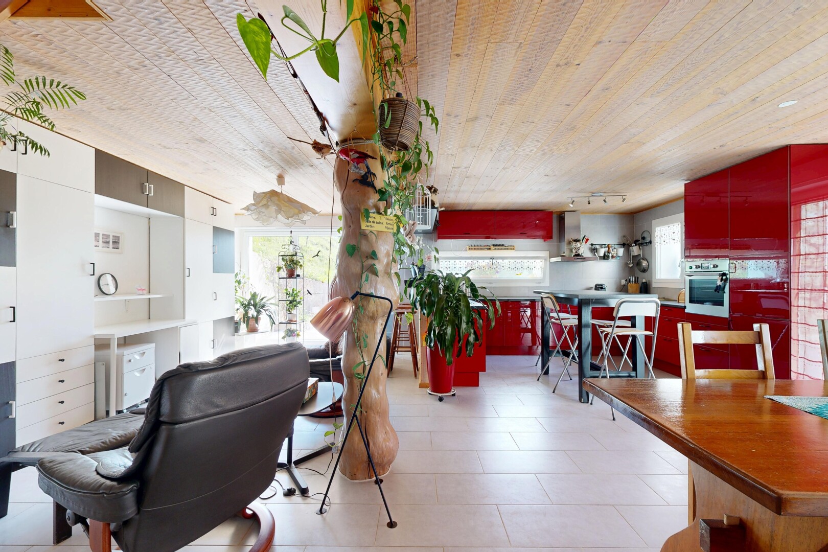 salle à manger avec inside property, light floor, lumière naturelle, et natural light