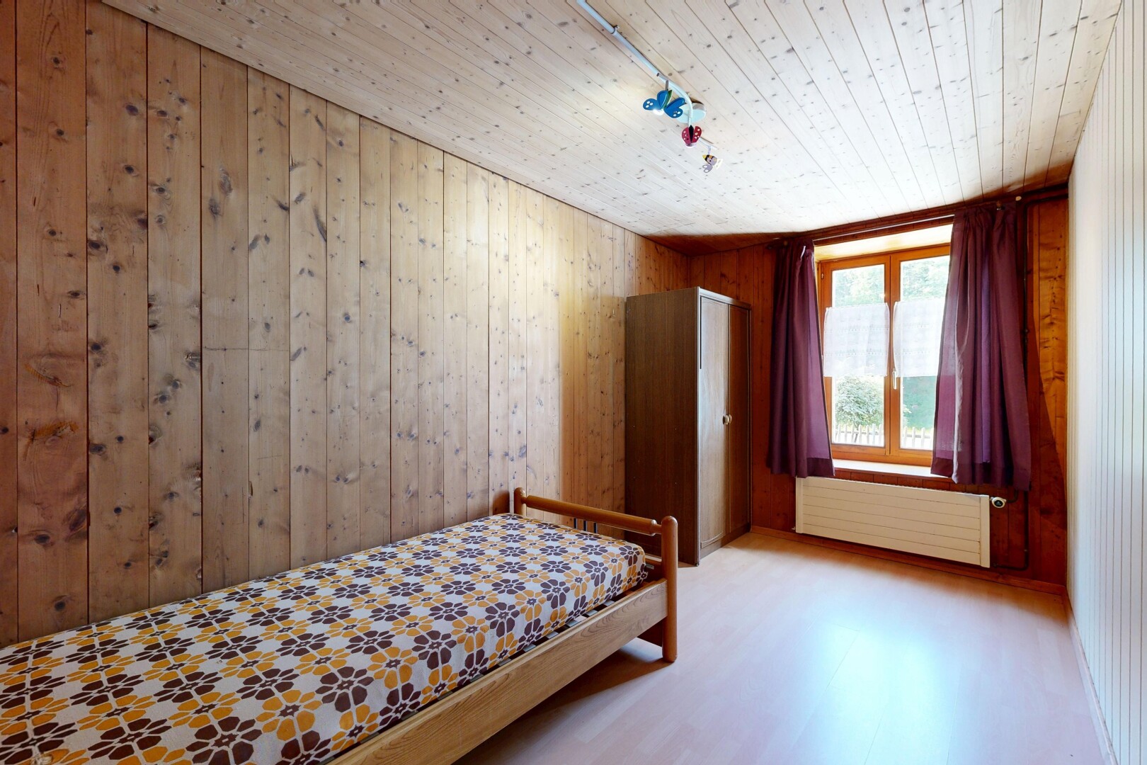 chambre avec radiateur, lumière naturelle, natural light, plafond en bois, et wood ceiling