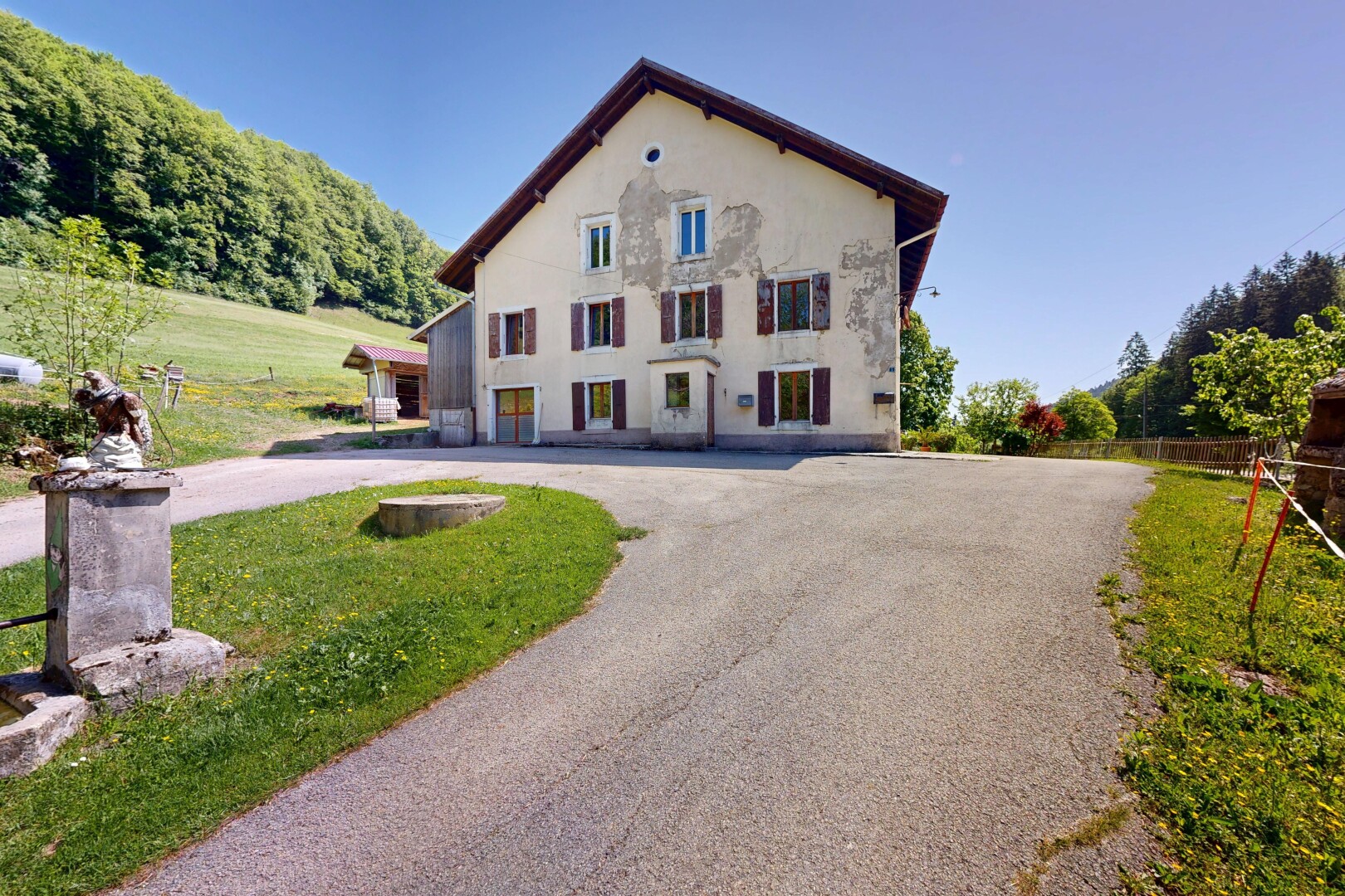 façade avec property visible, bardage en stuc, day time, et pelouse