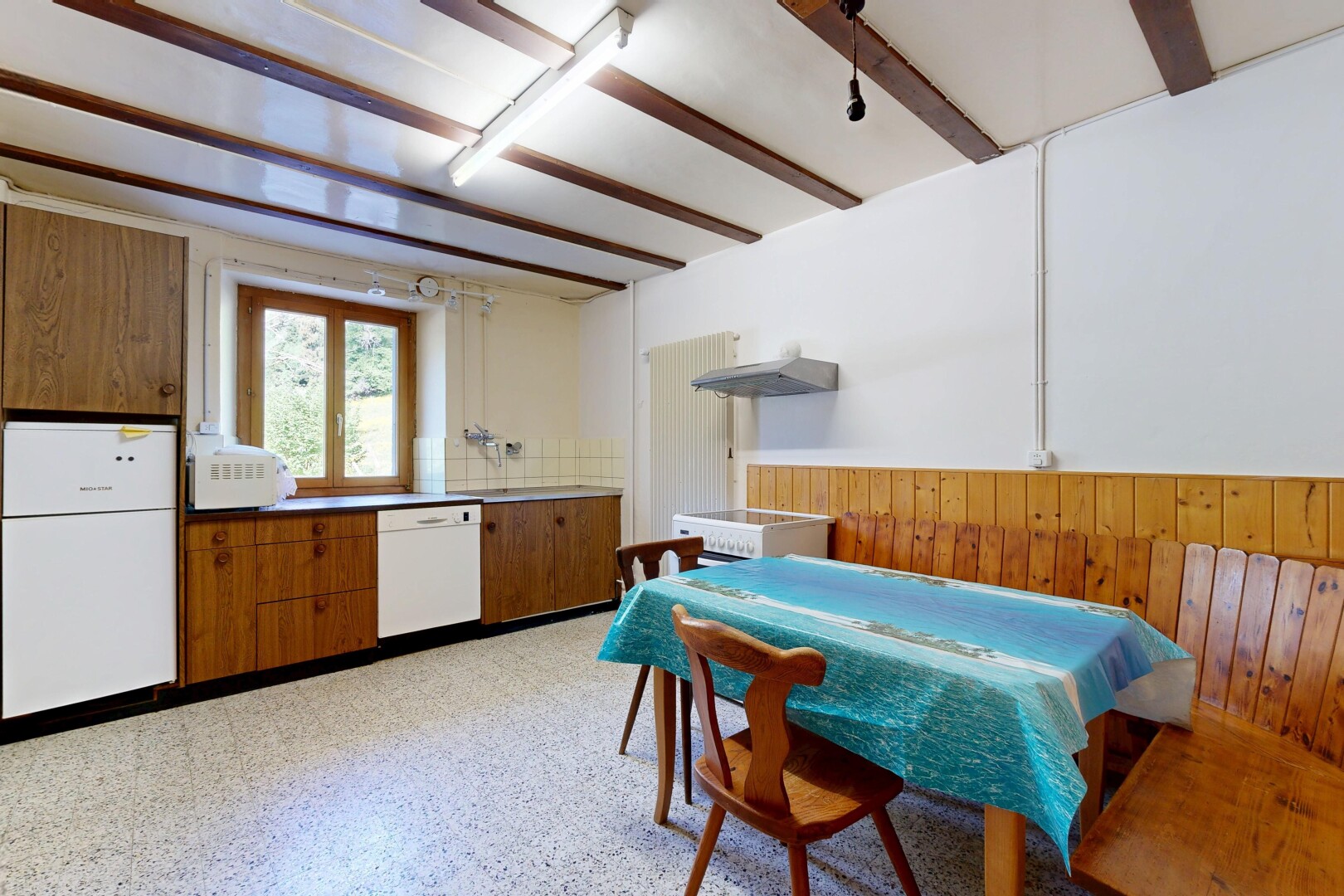 salle à manger avec wood wall, mur en bois, wainscot wall, mur à lambris, et natural light