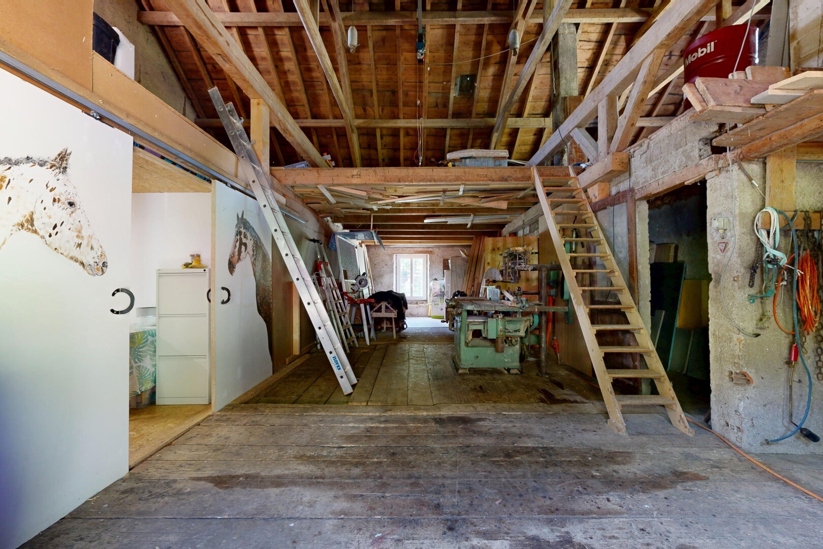 parking avec escaliers et inside property