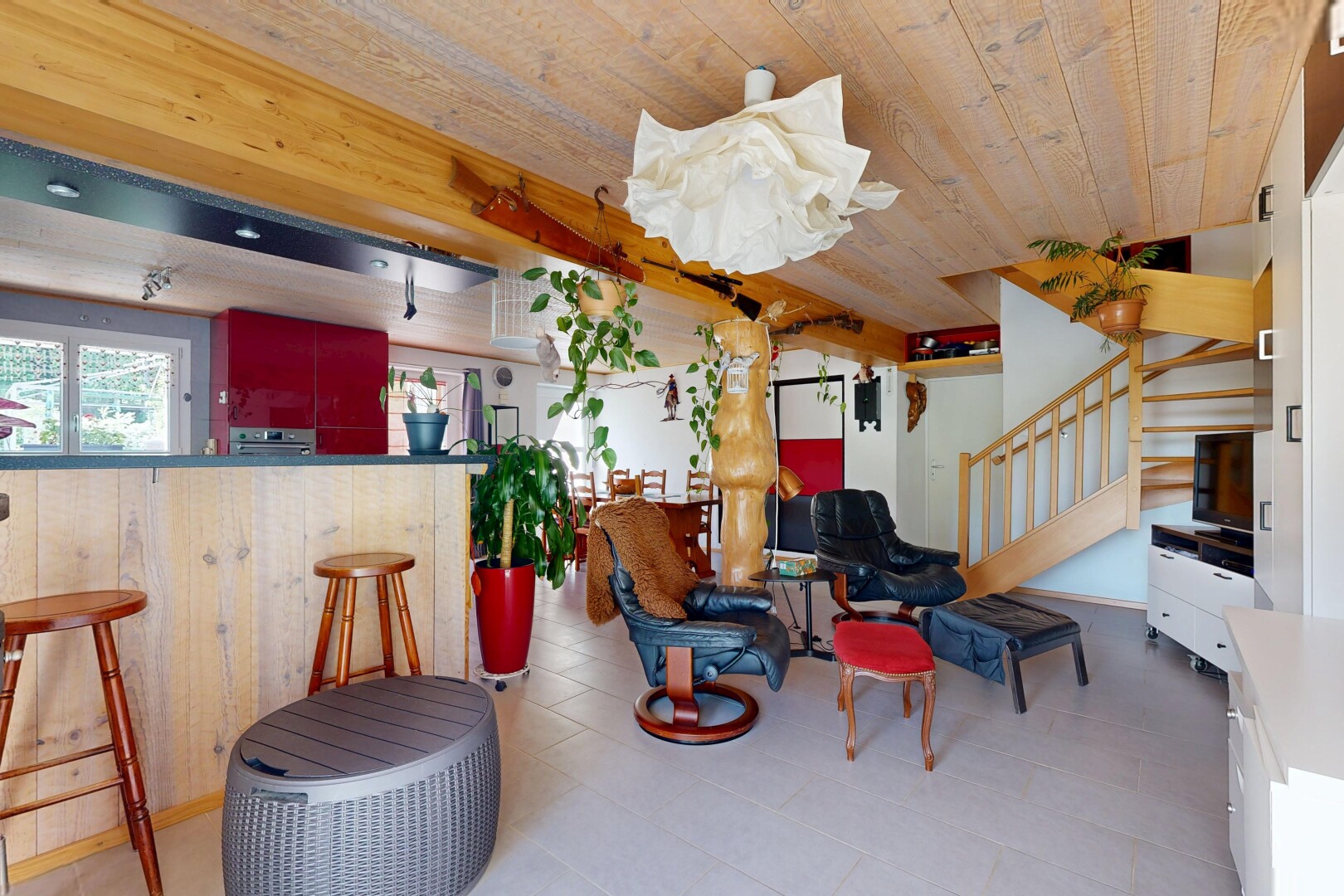 salon avec escaliers, inside property, light floor, lumière naturelle, et natural light