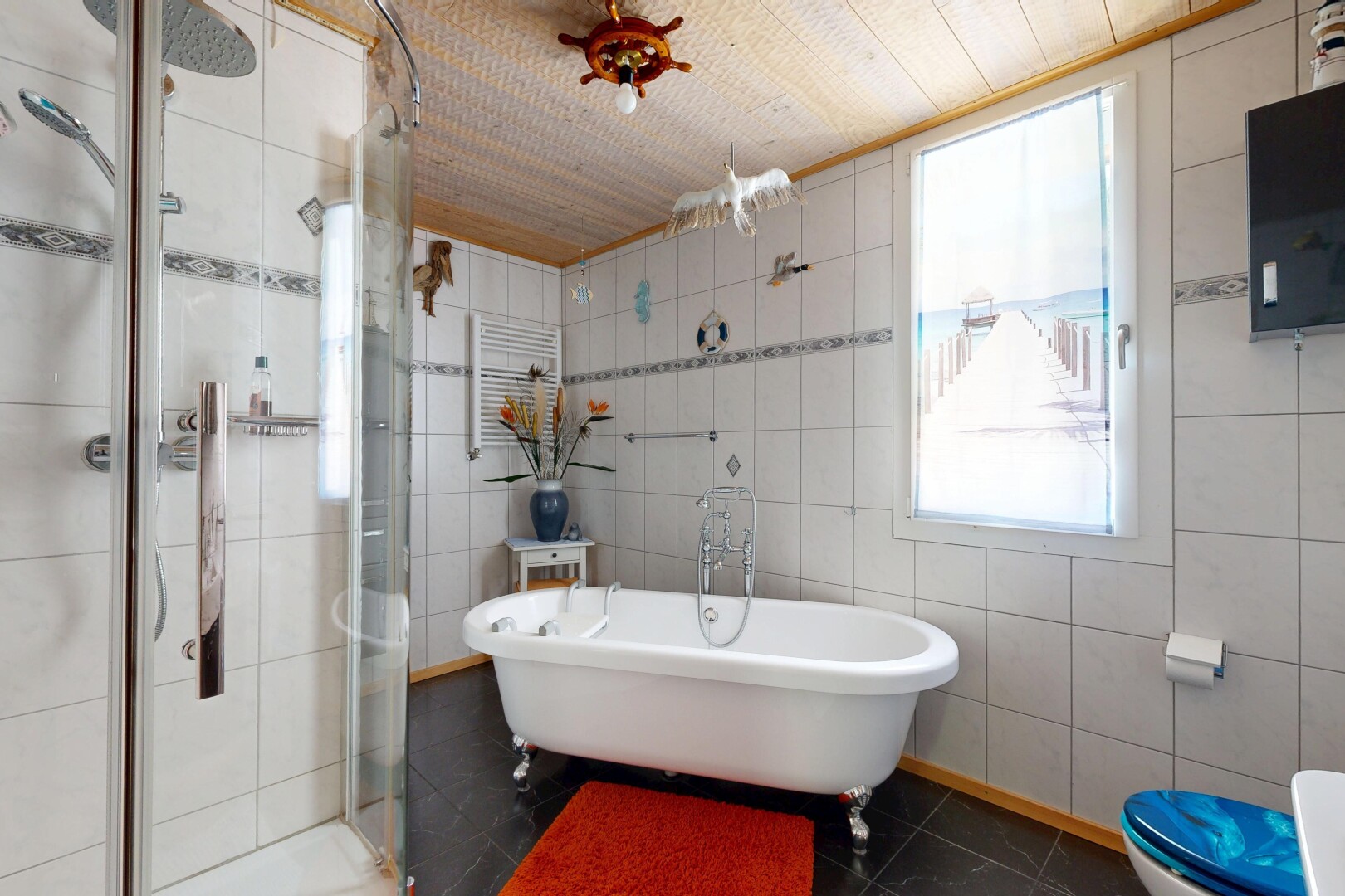 salle de bains avec douche, salle de bain complète, mur en carrelage, tile wall, et lumière naturelle