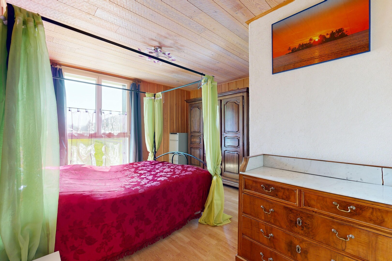 chambre avec wood finish floor, sol en finition bois, inside property, natural light, et lumière naturelle