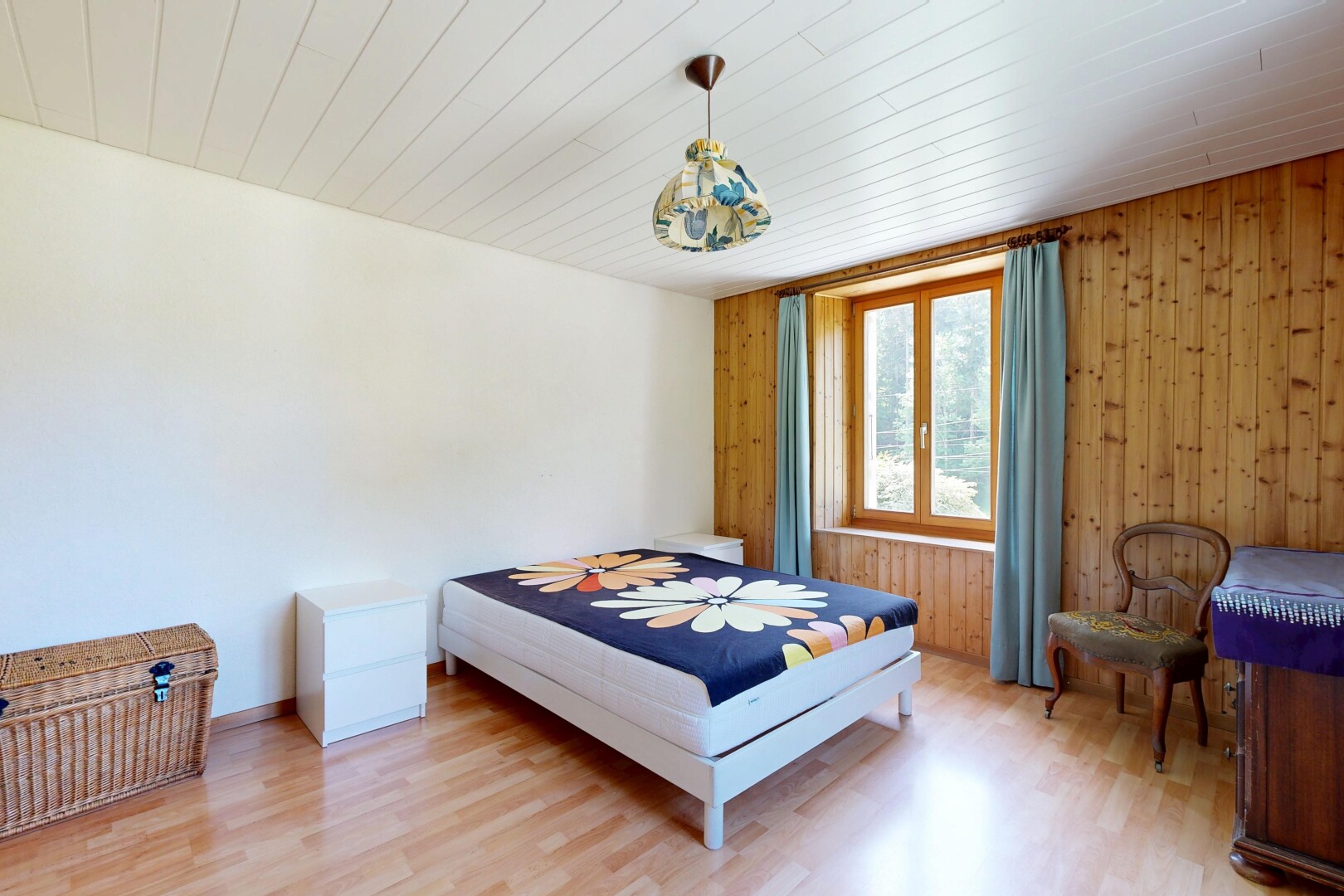 chambre avec wood finish floor, sol en finition bois, inside property, drywall, et cloison sèche